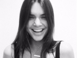 Rayakan 40 Juta Follower, Kendall Jenner Unggah Foto Super Nakal