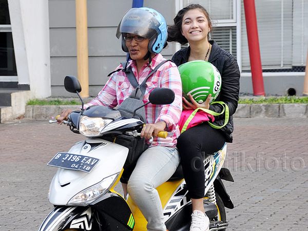 Ngeeeng! Angela Gilsha Naik Ojek ke Lokasi Syuting