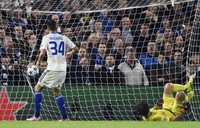 Dalam pertandingan di Stamford Bridge, Kamis (5/11/2015), Chelsea unggul 1-0 pada babak pertama. Gol bunuh dari Aleksandar Dragovic membuat klub London barat itu unggul. Reuters/Toby Melville.
