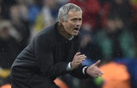 Jose Mourinho memberikan arahan kepada naka buahnya. Reuters/Toby Melville.