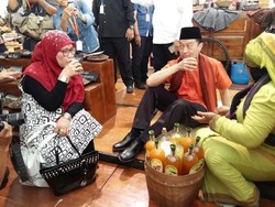 Beda Tampilan, Mendag Lembong Berpeci dan Pakai Sarung Betawi