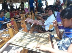 Mengangkat Kain Tenun Rote Bisa Mendunia