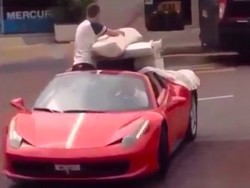 Duh, Ferrari 458 Spider Ini Dipakai untuk Angkut Sofa
