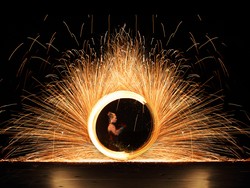 Trans Studio Makassar Punya Atraksi Tarian Api yang Keren!