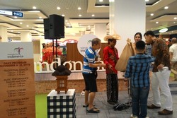 Warga Singapura Asyik Berjoget di Booth Wonderful Indonesia