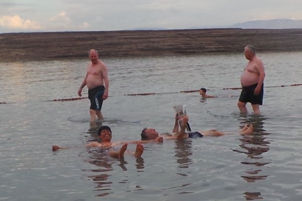 Mengambang di Laut Mati, Israel