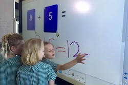 Murid di Sydney Nantinya akan Dibolehkan Menulis di Meja dan Dinding