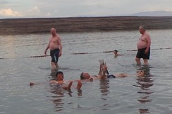 Sensasi Unik di Laut Mati, Sambil Berenang Bisa Baca Koran