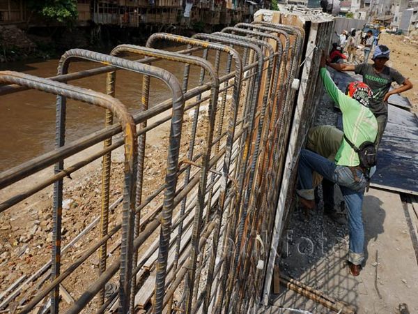 Pembangunan Tanggul Kampung Pulo Dikebut