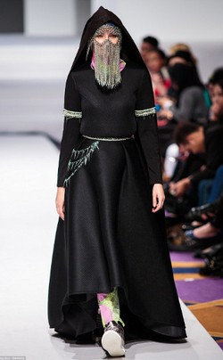 Model dengan Cadar Rantai dan Transparan Tampil di Malaysia Fashion Week