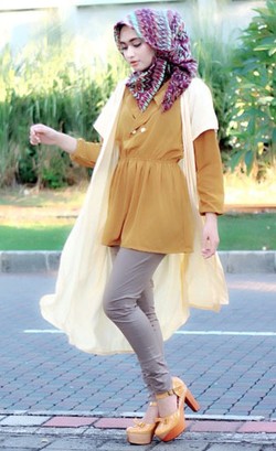 Foto: Padu Padan Outerwear Lengan Pendek yang Populer Dipakai Selebgram Hijab