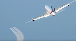 Mengagumkan, Dua Manusia Terbang di Samping Pesawat Airbus