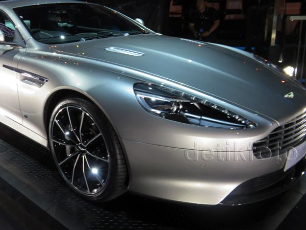 Aston Martin DB9 GT Bond Edition Meluncur