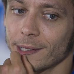 Rossi Kini Cuma Bisa Sesali Manuvernya ke Marquez