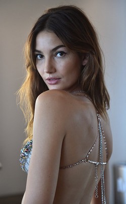 Pakai Bra Victorias Secret Rp 27 M, Model Ini Fitnes 2 Kali Sehari