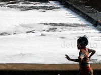 Buih Penuhi Banjir Kanal Timur