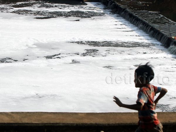 Buih Penuhi Banjir Kanal Timur