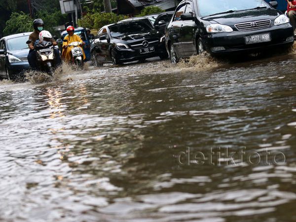Genangan Air di Jalan Raya Cikini