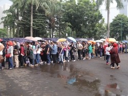 Hujan Tak Surutkan Animo Penonton The 90s Festival 2015