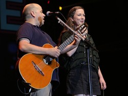 Penampilan Sederhana Frente Meriahkan The 90s Festival