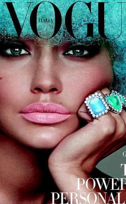 Berkulit Coklat dan Rambut Biru, Gigi Hadid Nyaris Tak Dikenali di Vogue