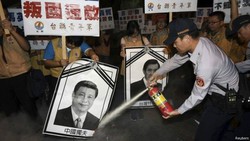 Unjuk Rasa Menolak Pertemuan Pemimpin China dan Taiwan