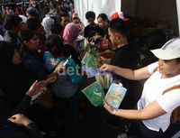 Warga Antri Dapatkan Buah dan Beras Gratis