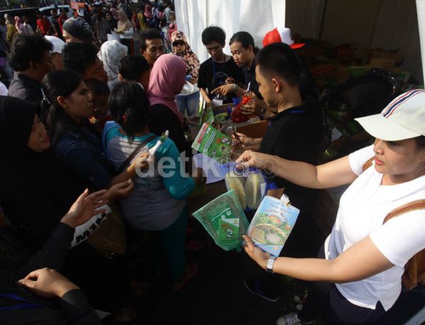 Warga Antri Dapatkan Buah dan Beras Gratis