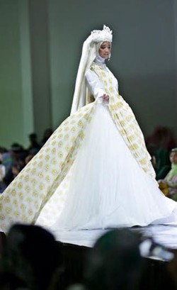 Anniesa Hasibuan Pertamakalinya Fashion Show di Malaysia