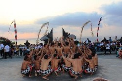 Terpesona Tari Kecak di Uluwatu, Bali