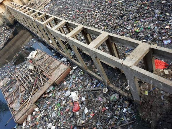 Kali Utan Kayu Jadi Lautan Sampah