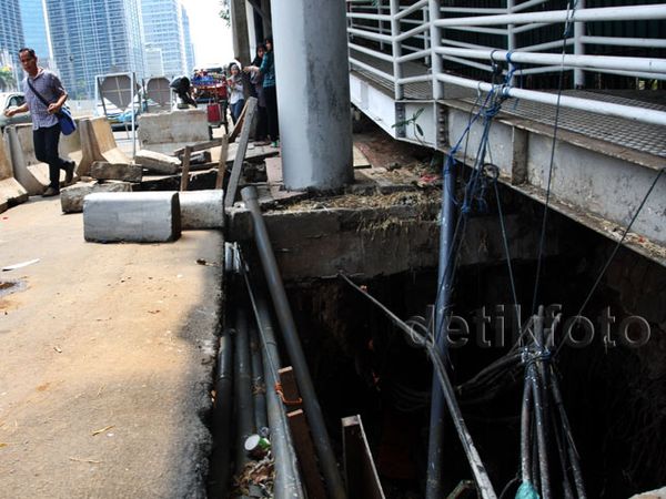 Lubang Menganga Ancam Pejalan Kaki