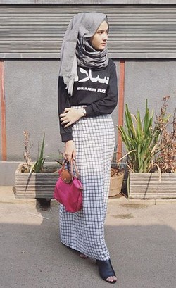Foto: Baju dengan Tulisan Huruf Arab Populer Dipakai Selebgram Hijab