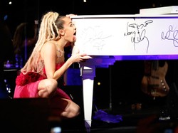 Piano dengan Bekas Jilatan Miley Cyrus Laku Dilelang Rp 683 Juta