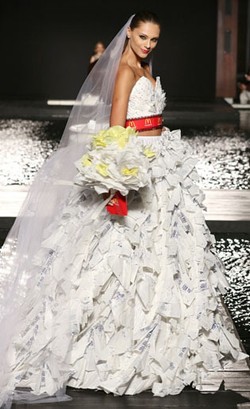 Mahasiswi Ini Buat Dress Unik dari Ribuan Bungkus McDonalds