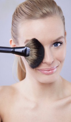 Ini yang Bisa Terjadi Pada Kulit Jika Tak Pernah Membersihkan Alat Makeup