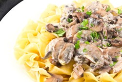 Sluurp, Enaknya Pasta Berbalut Beef Stroganoff yang Creamy Gurih
