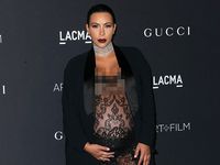 Hamil Besar, Kim Kardashian Seksi Berbaju Menerawang