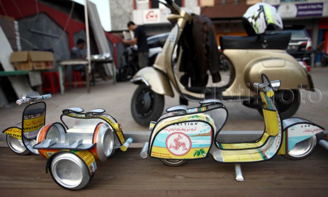 Miniatur Vespa dari Kaleng Bekas