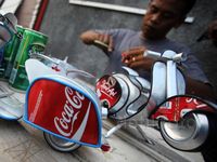 Miniatur Vespa dari Kaleng Bekas