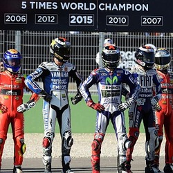 Pesta Juara Lorenzo Bersama Empat Saudara Kembarnya