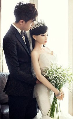 Terkena Kanker, Pria China Ini Pilih Nikahi Boneka Seks