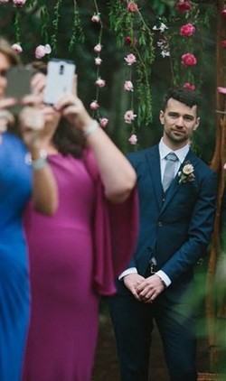 Foto yang Tampilkan Perilaku Menyebalkan Tamu di Pernikahan Ini Jadi Viral