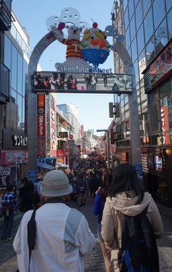 Jajan Crepes Sampai Harus Antre Panjang di Takeshita Street, Harajuku