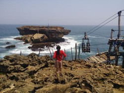 Naik Gondola Maut di Pantai Timang, Ngeri-ngeri Seru!
