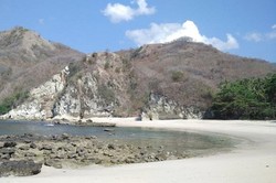 Terpesona Pantai Koka nan Eksotis di Maumere