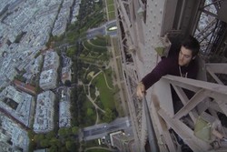 Beredar Video Traveler Nekat Panjat Menara Eiffel Tanpa Pengaman!
