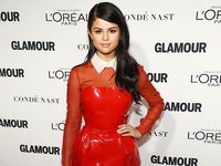 Selena Gomez Cantik Dibalut Dress Mini Merah Menyala