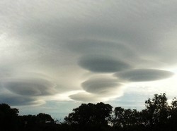 Turis Heboh dengan Penampakan Awan UFO di Afrika Selatan