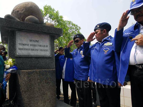 Nachrowi Peringati Hari Pahlawan di Makam MH Thamrin
